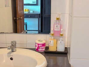 Premier Room | Bathroom | Shower, rainfall showerhead, free toiletries, towels - Budget Stars Hotel (Chiang Mai)