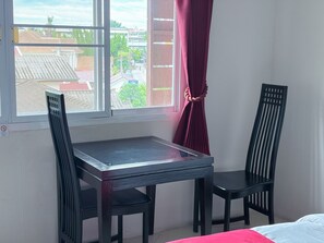 Rom – premier | Skrivebord, blendingsgardiner, wi-fi (inkludert) og sengetøy