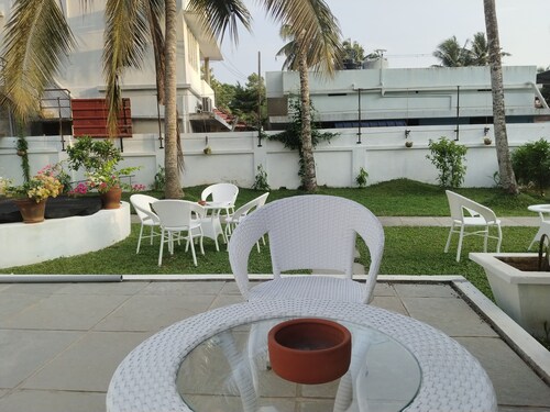 Reds Heritage.
Spacious rooms, vast gardens with a refreshing pool.