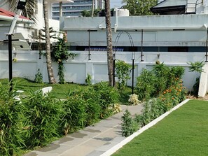 Property grounds - The Reds Heritage.
Spacious rooms, vast gardens with a refreshing pool. (Kochi)