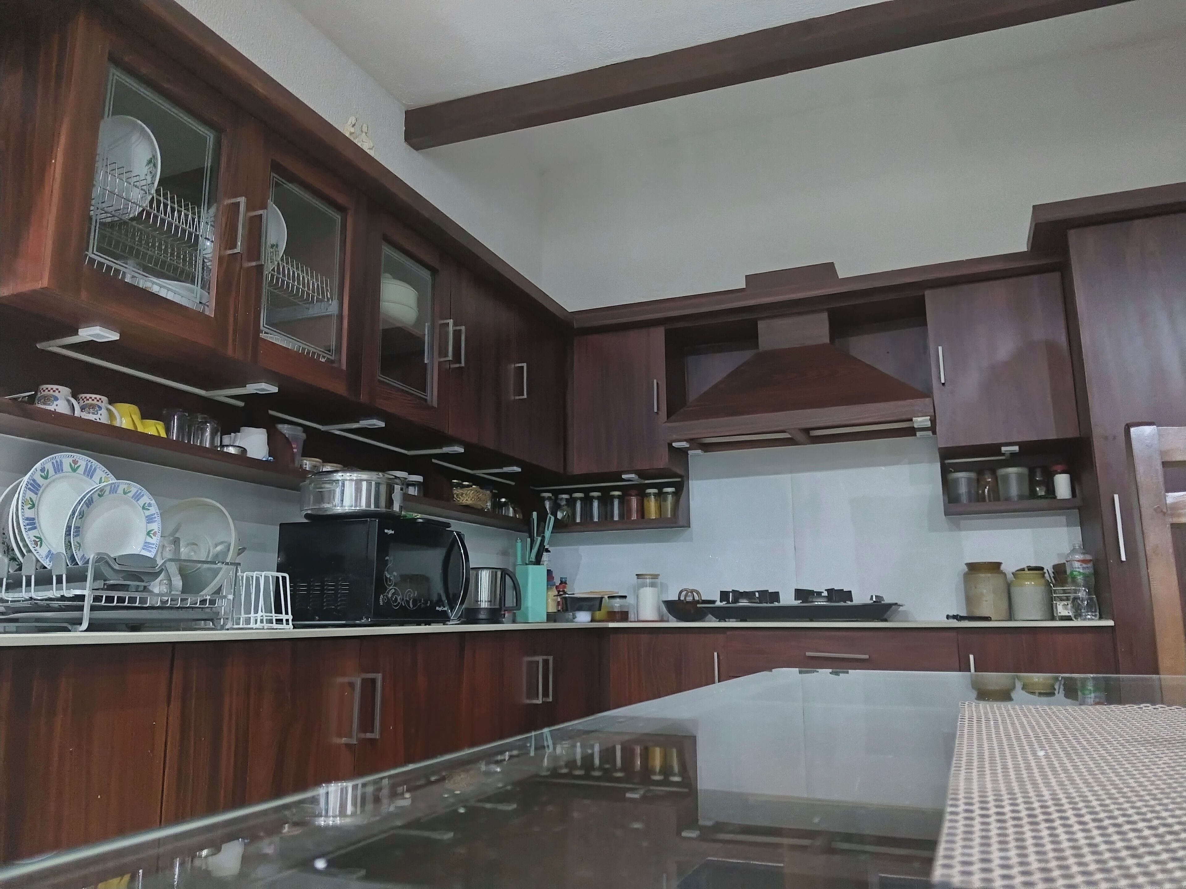 Refrigerador, parrilla de estufa, periquera y utensilios de cocina 