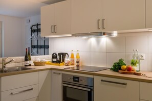 Refrigerador, microondas, horno y parrilla de estufa 