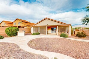 Exterior - Modern Home w/ Patio & Mtn Views, Golf Nearby - 9 Mi to Tucson (Tucson)