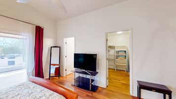 3 habitaciones, escritorio, tabla de planchar con plancha y internet