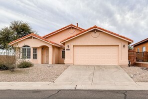 Exterior - Modern Home w/ Patio & Mtn Views, Golf Nearby - 9 Mi to Tucson (Tucson)