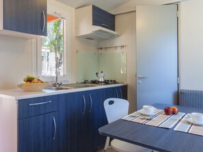 Réfrigérateur, batterie de cuisine, vaisselle et ustensiles