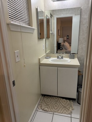 Hair dryer, towels, soap, shampoo - Cute and Comfy 3 bedroom home (Jacksonville)