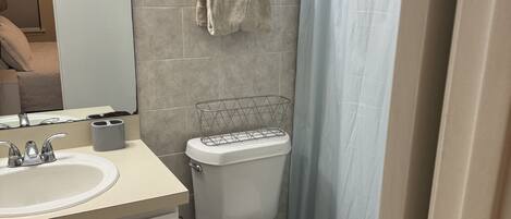 Haartrockner, Handtücher, Seife, Shampoo