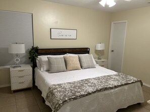 3 bedrooms, iron/ironing board, WiFi, bed sheets - Cute and Comfy 3 bedroom home (Jacksonville)