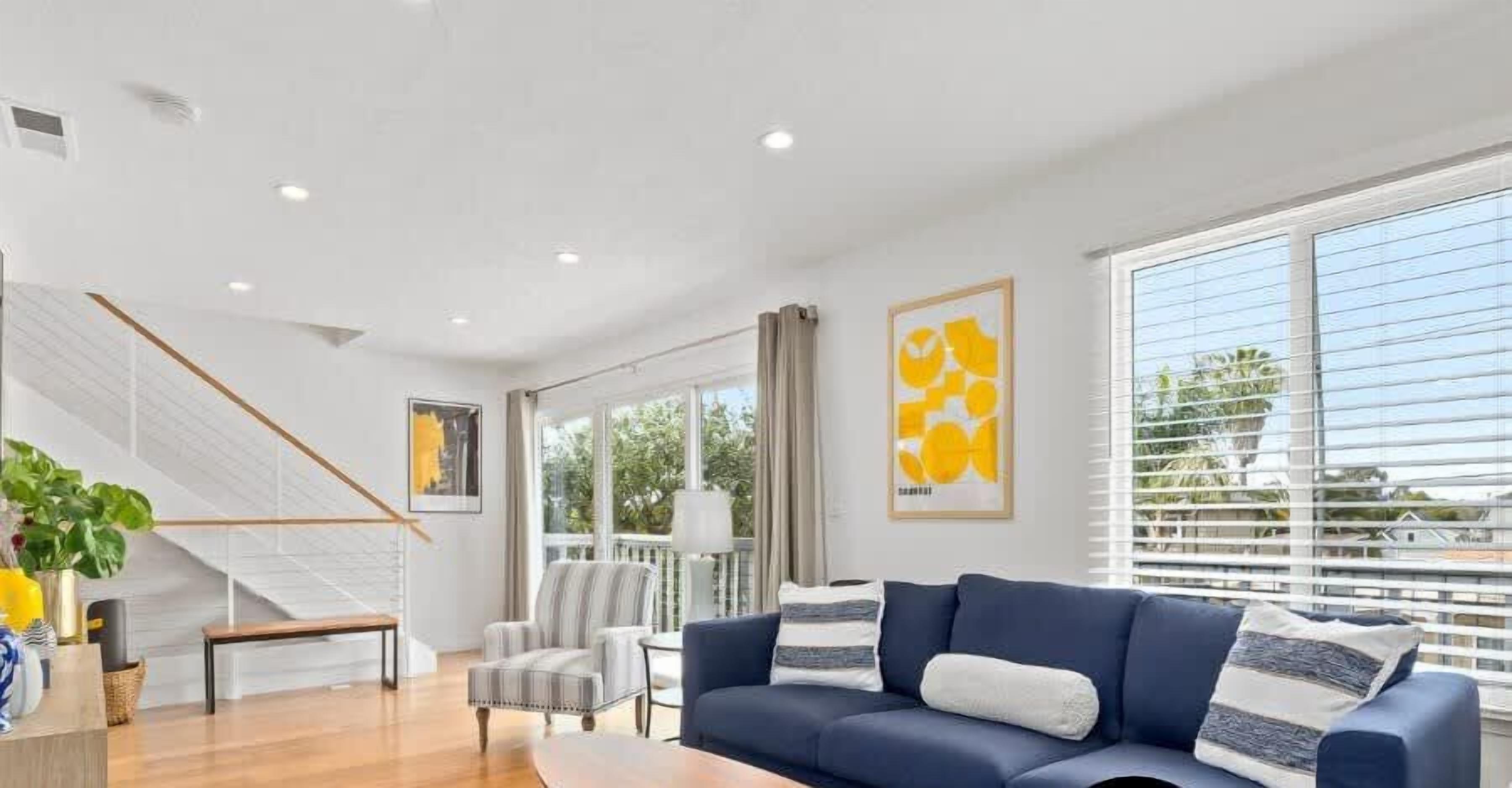 3 bedroom home - walk to Twin Lakes & Harbor!