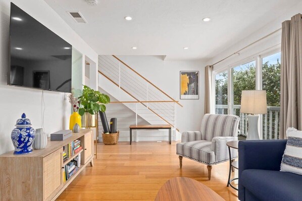 TV, fireplace, offices - 3 bedroom home - walk to Twin Lakes & Harbor! (Santa Cruz)