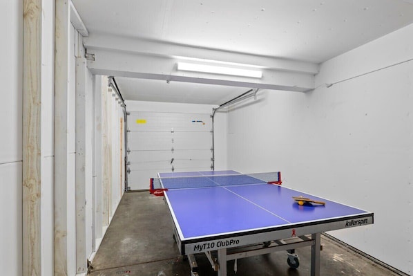 Game room - 3 bedroom home - walk to Twin Lakes & Harbor! (Santa Cruz)