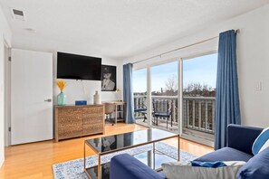 TV, fireplace, offices - 3 bedroom home - walk to Twin Lakes & Harbor! (Santa Cruz)