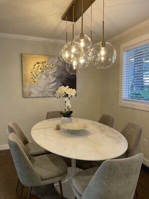 Dining - Cheerful & private 3 bedroom Shoreline home. (Shoreline)