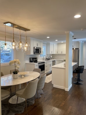 Microwave, oven, stovetop, dishwasher - Cheerful & private 3 bedroom Shoreline home. (Shoreline)
