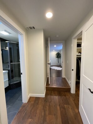 Interior - Cheerful & private 3 bedroom Shoreline home. (Shoreline)