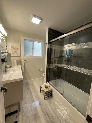Hair dryer, towels, soap, toilet paper - Cheerful & private 3 bedroom Shoreline home. (Shoreline)