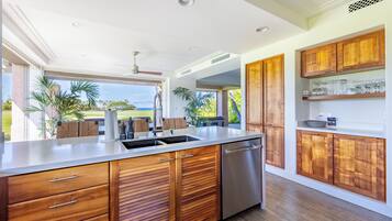 KylskÄp, mikrovÄgsugn, ugn och spishÀll