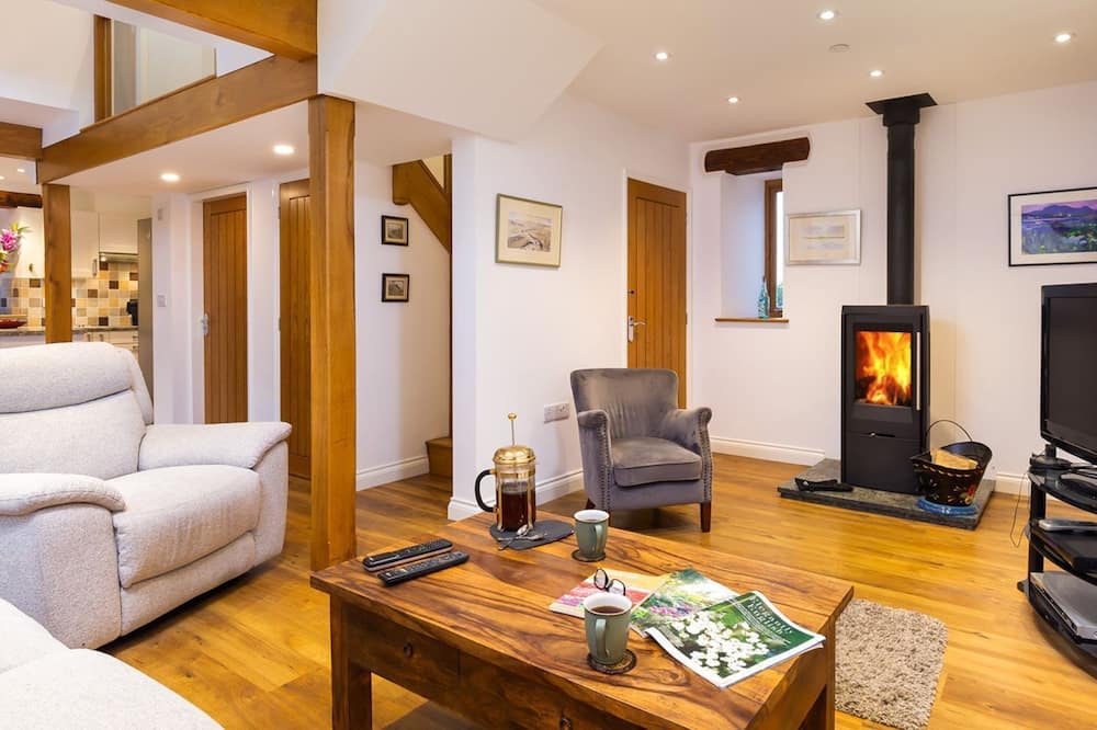 WILLOW TREE BARN, pet friendly, with open fire in Brigsteer