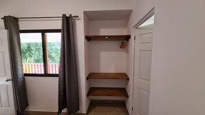 Een kamer met een raam, een deur en twee houten planken.