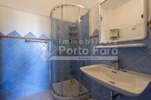 Douche, sĂšche-cheveux