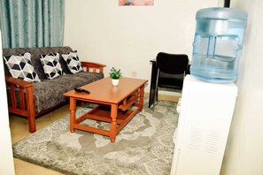 Appartement Affaires | Coin séjour | TV connectée de 24 pouces avec chaînes numériques