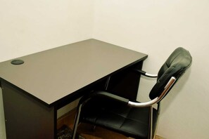 Business-Apartment | Wohnbereich | 24-Zoll-Smart-TV mit Digitalempfang