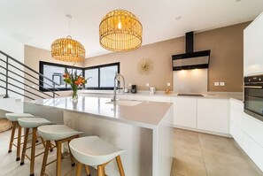 Réfrigérateur, micro-ondes, four, lave-vaisselle