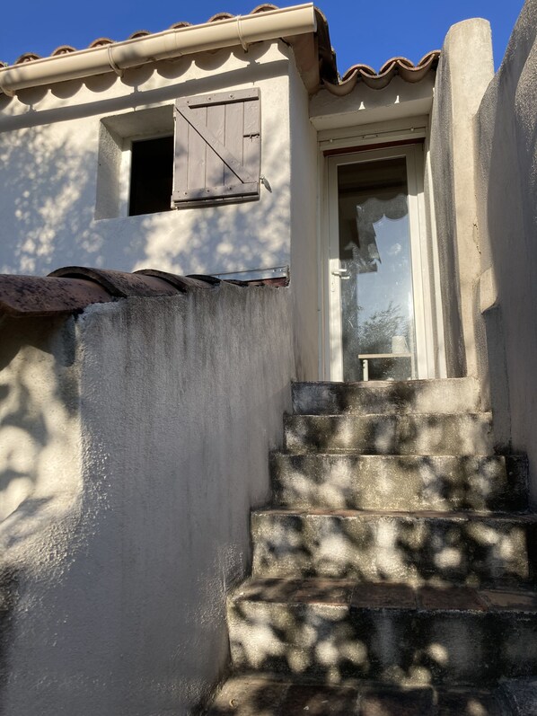 Exterior detail - Studio Très Calme Dans les Hauteurs Marseillaises, à 20 Minutes du Centre Ville (Marseille)