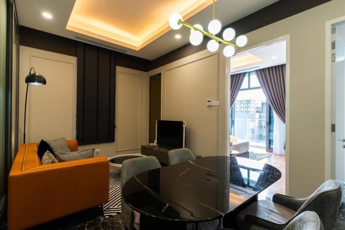 Premium Twin Room, 1 Bedroom | Living area | 50-inch Smart TV with digital channels, Netflix, streaming services