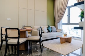 Quarto duplo luxo, 1 quarto | Área de estar | Smart TV 50 polegadas com canais digitais, Netflix