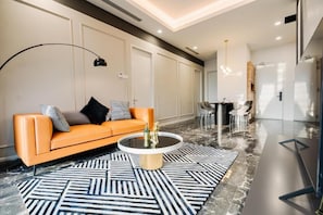 Quarto casal ou duplo premium, 2 quartos | Área de estar | Smart TV 50 polegadas com canais digitais, Netflix
