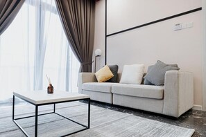 スーペリア ダブルまたはツインルーム 2 ベッドルーム | リビング エリア | 50 インチのスマートテレビ (デジタル放送視聴可)、Netflix、ストリーミングサービス