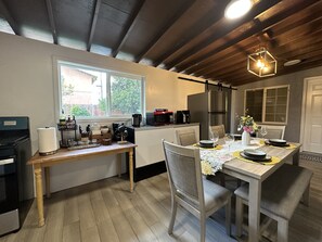 Dining - Cozy 2BR w/WiFi & TV : Dive into SoCal Adventures!Sleep 8 & Parking (Santa Ana)