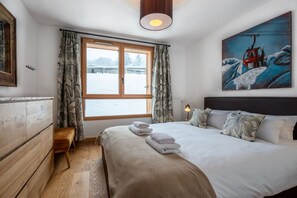 1 bedroom, desk, WiFi, bed sheets