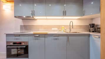 Een koelkast, een microgolfoven, een oven, een vaatwasser