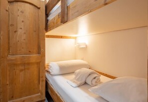 2 bedrooms, travel cot, free WiFi, bed sheets
