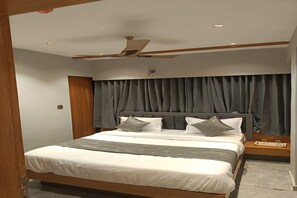 Deluxe Triple Room | Desk, WiFi (free)