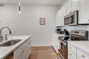 Kylskåp, mikrovågsugn, ugn och spishäll