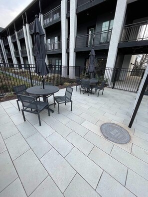 Outdoor dining - Stylish Condo with Pool, Gym, Balcony, Close to DT, Long Term Home, Great for Students or Digital Nomads, Less than 10 Mins to Downtown and Five Points,  24 Hr Hospitality (Nashville)