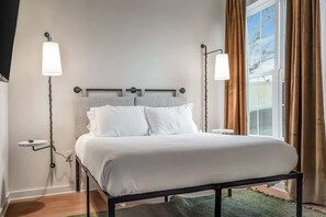 2 bedrooms, iron/ironing board, WiFi, bed sheets - Stylish Condo with Pool, Gym, Balcony, Close to DT, Long Term Home, Great for Students or Digital Nomads, Less than 10 Mins to Downtown and Five Points,  24 Hr Hospitality (Nashville)