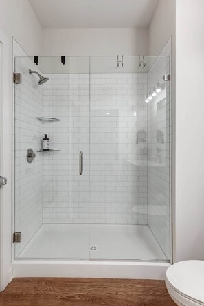 Shower, hair dryer, towels, shampoo