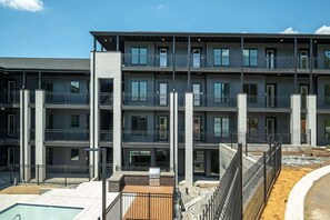 Exterior - Stylish Condo with Pool, Gym, Balcony, Close to DT, Long Term Home, Great for Students or Digital Nomads, Less than 10 Mins to Downtown and Five Points,  24 Hr Hospitality (Nashville)