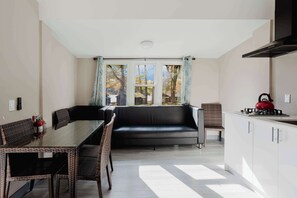 Interior - 3-Bedroom Cottage #7 - Austrian Pine (Gravenhurst)