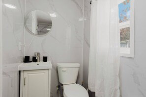Shower - 3-Bedroom Cottage #7 - Austrian Pine (Gravenhurst)