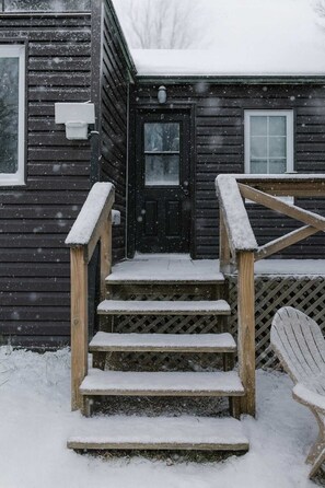 Exterior - 3-Bedroom Cottage #7 - Austrian Pine (Gravenhurst)