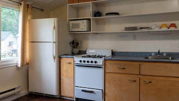 Refrigerador, microondas, parrilla de estufa y utensilios de cocina