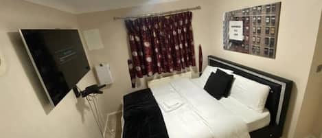 4 sovrum, skrivbord, strykjärn/strykbräda och internet