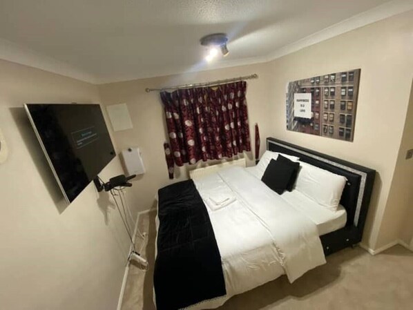 4 Schlafzimmer, Schreibtisch, Bügeleisen/Bügelbrett, Internetzugang