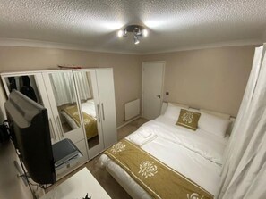 4 Schlafzimmer, Schreibtisch, Bügeleisen/Bügelbrett, Internetzugang